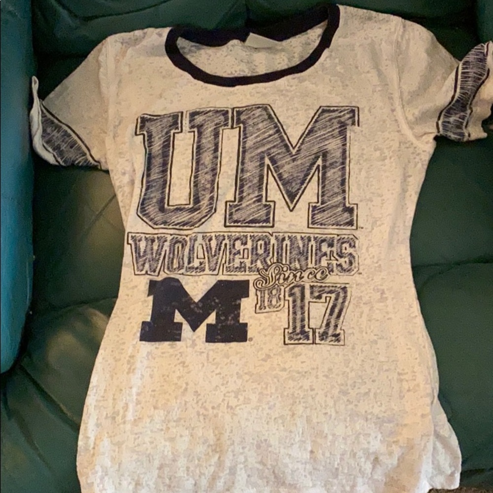 Women’s short sleeve U of M shirt